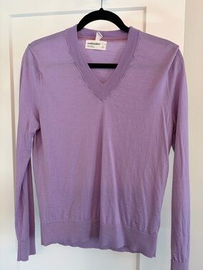 Like new! Icebreaker 100% Merino Wool Sweeter lilac Small